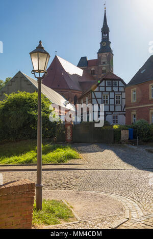 St Stephens Kirche in Tangermünde, Deutschland, gegen Sonnenlicht Stockfoto