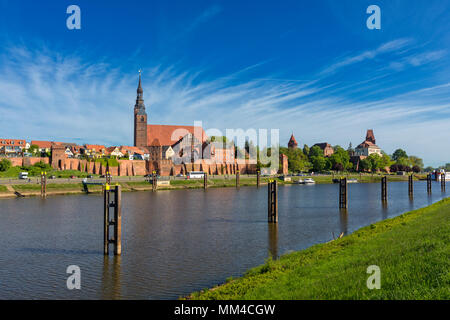 Tangermünde Stadtbild, Blick von der Elbe Deich Stockfoto