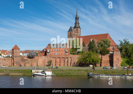 St Stephens Kirche und die Stadtmauer von Tangermünde, Sachsen-Anhalt, Deutschland Stockfoto