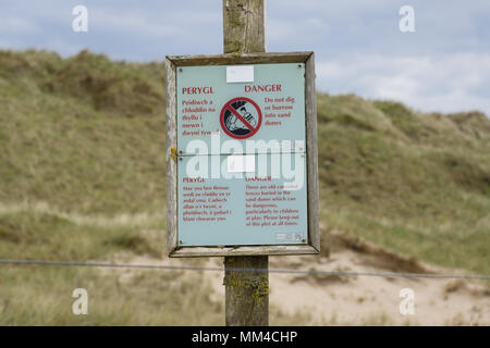 Anmelden Warnung nicht Graben oder in den Dünen wegen der Gefahr des Zusammenbruchs Geschrieben von natürlichen Ressourcen Wales auf Harlech Strand im Norden von Wales Fuchsbau Stockfoto