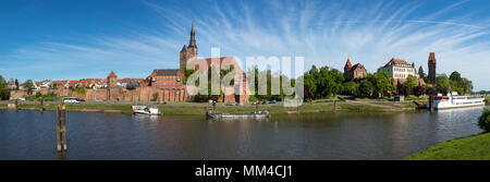 Panoramablick über Tangermünde an der Elbe Fluss mit Stadtmauer, St Stephens Kirche, Schloss und pensionierte River Cruise Ship Stockfoto