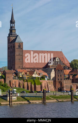 St Stephens Kirche und Elbe Tor in Tangermünde, Sachsen-Anhalt, Deutschland Stockfoto