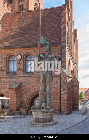 Statue des Ritters Roland vor der mittelalterlichen Hof Haus in Stendal, Sachsen-Anhalt Stockfoto