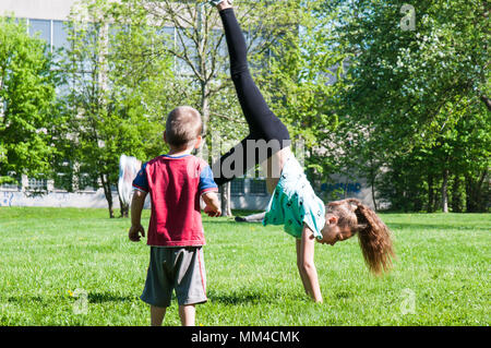 Mädchen und Spielen im Park auf der Wiese Stockfoto