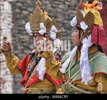 Tibetische Mönche tanzen am Jinganqumo Reinigung Festival in Dege, Sichuan, China Stockfoto