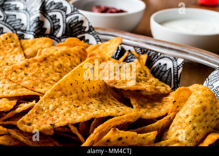 Nachos Chips mit Salsa und Sour Cream dips/Joghurt Sauce. Fast Food Stockfoto