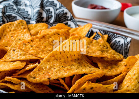 Nachos Chips mit Salsa und Sour Cream dips/Joghurt Sauce. Fast Food Stockfoto