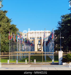 Genf, Schweiz - 18. Oktober 2017: Mitgliedstaaten der Vereinten Nationen Flaggen in der Nähe von Palast der Nationen, der Heimat des Büros der Vereinten Nationen Stockfoto