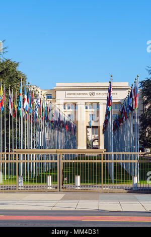 Genf, Schweiz - 18. Oktober 2017: Mitgliedstaaten der Vereinten Nationen Flaggen in der Nähe von Palast der Nationen, der Heimat des Büros der Vereinten Nationen Stockfoto