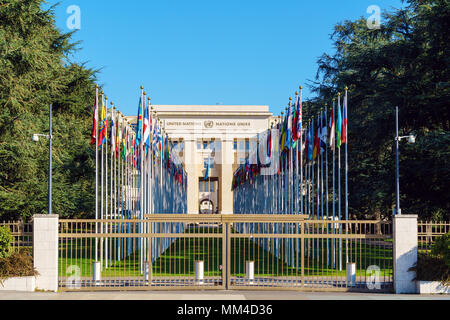 Genf, Schweiz - 18. Oktober 2017: Mitgliedstaaten der Vereinten Nationen Flaggen in der Nähe von Palast der Nationen, der Heimat des Büros der Vereinten Nationen Stockfoto