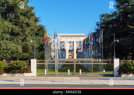 Genf, Schweiz - 18. Oktober 2017: Mitgliedstaaten der Vereinten Nationen Flaggen in der Nähe von Palast der Nationen, der Heimat des Büros der Vereinten Nationen Stockfoto