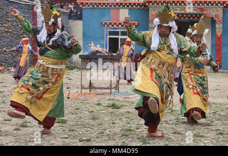 Tibetische Mönche tanzen am Jinganqumo Reinigung Festival in Dege, Sichuan, China Stockfoto