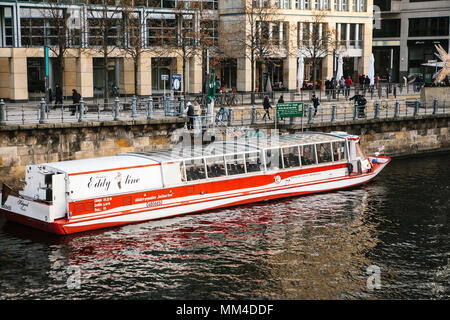 Berlin, 15. Februar 2018: Touristische boote Kreuzfahrt entlang der Spree, vorbei an Sehenswürdigkeiten. Stockfoto