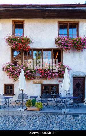 Bulle, Schweiz - Oktober 18, 2017: ein Restaurant im Zentrum der Altstadt Stockfoto