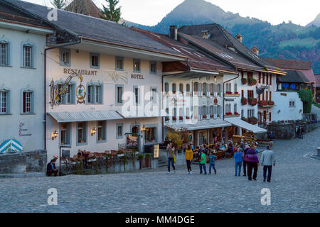 Bulle, Schweiz - Oktober 18, 2017: Restaurants und Cafés der Altstadt in der Dämmerung Stockfoto