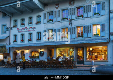 Bulle, Schweiz - Oktober 18, 2017: Restaurants und Cafés der Altstadt in der Dämmerung Stockfoto