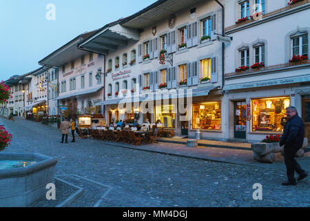 Bulle, Schweiz - Oktober 18, 2017: Restaurants und Cafés der Altstadt in der Dämmerung Stockfoto