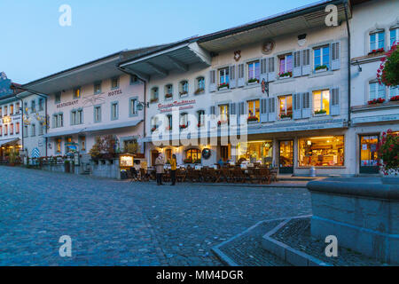 Bulle, Schweiz - Oktober 18, 2017: Restaurants und Cafés der Altstadt in der Dämmerung Stockfoto