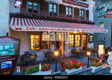 Bulle, Schweiz - Oktober 18, 2017: Restaurants und Cafés der Altstadt in der Dämmerung Stockfoto