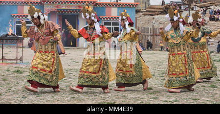 Tibetische Mönche tanzen am Jinganqumo Reinigung Festival in Dege, Sichuan, China Stockfoto