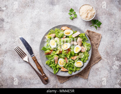 Caesar Salat mit Ei, Huhn und Parmesan Stockfoto