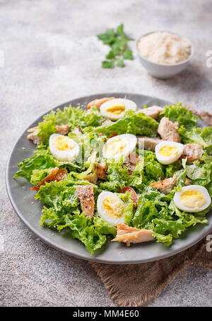 Caesar Salat mit Ei, Huhn und Parmesan Stockfoto