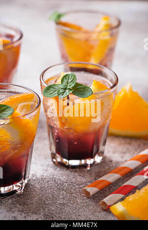 Im Sommer trinken Sie mit Orange und Beeren Stockfoto