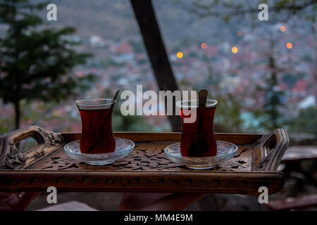 Trinken türkischen Tee nach dem langen Arbeitstag Stockfoto