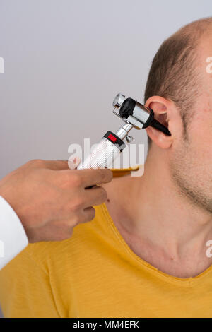 Arzt untersuchen Patienten Ohr im Doktorbüro Stockfoto