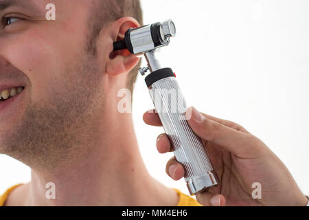 Arzt untersuchen Patienten Ohr im Doktorbüro Stockfoto