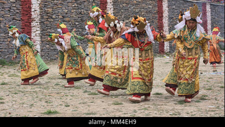 Tibetische Mönche tanzen am Jinganqumo Reinigung Festival in Dege, Sichuan, China Stockfoto