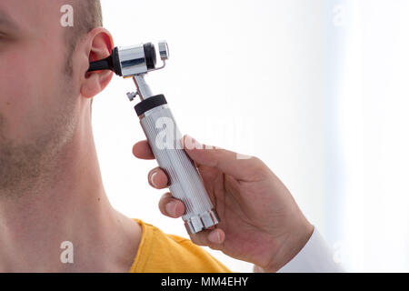 Arzt untersuchen Patienten Ohr im Doktorbüro Stockfoto