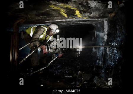 Ein bergmann Bohren u-bahn in Südafrikanischen Goldmine. Stockfoto