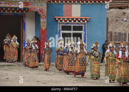 Tibetische Mönche tanzen am Jinganqumo Reinigung Festival in Dege, Sichuan, China Stockfoto