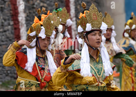 Tibetische Mönche tanzen am Jinganqumo Reinigung Festival in Dege, Sichuan, China Stockfoto