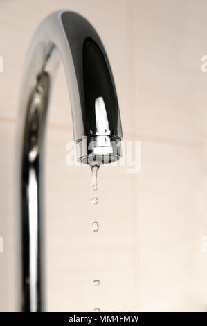 Der Wasserhahn tropft aus Wassertropfen Nahaufnahme Stockfoto