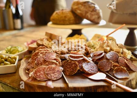 Wurst, Käse, Oliven, eingelegtes Gemüse, frischem Brot auf dem Display für die Weinprobe im La Bergerie handwerklichen Markt Fredericksburg, Texas, USA Stockfoto