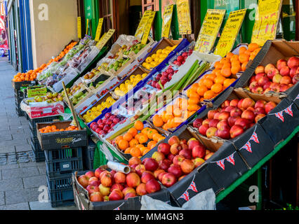 Grand Anzeige von Obst und Gemüse, Bartlett und weißen Gemüsehändler Ramsgate Stockfoto