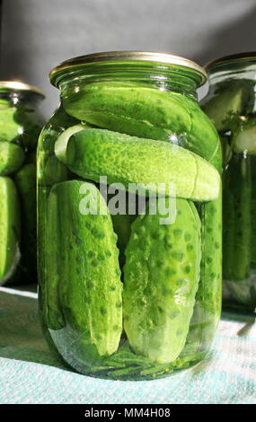 Glas Glas mit hausgemachten Salzgurken in der Nähe Stockfoto