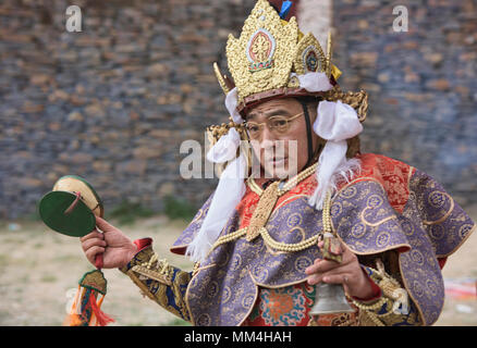 Lama von Kloster Gonchen, den Vorsitz über die Jinganqumo Reinigung Festival in Dege, Sichuan, China Stockfoto