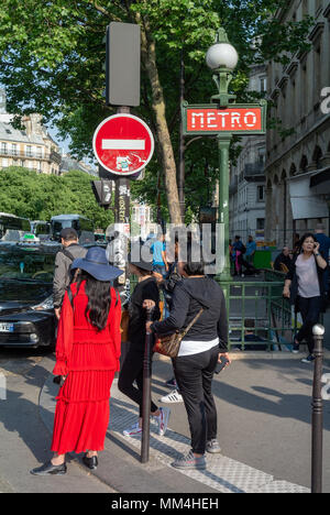 Menschen rund um den Eingang der U-Bahnstation, Paris, Frankreich Stockfoto