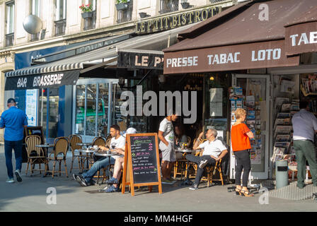 Menschen, die auf der Terrasse des Cafe in der Straße, Paris, Frankreich Stockfoto