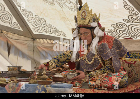 Lama von Kloster Gonchen, den Vorsitz über die Jinganqumo Reinigung Festival in Dege, Sichuan, China Stockfoto