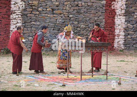 Lama von Kloster Gonchen, den Vorsitz über die Jinganqumo Reinigung Festival in Dege, Sichuan, China Stockfoto