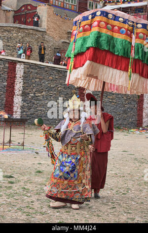 Lama von Kloster Gonchen, den Vorsitz über die Jinganqumo Reinigung Festival in Dege, Sichuan, China Stockfoto