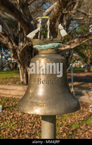 Replik der Schiffsglocke der HMS Beagle im Stadtpark, Darwin, Australien. Teil der HMS Beagle Schiffsglocke akustisches Musikinstrument. Stockfoto