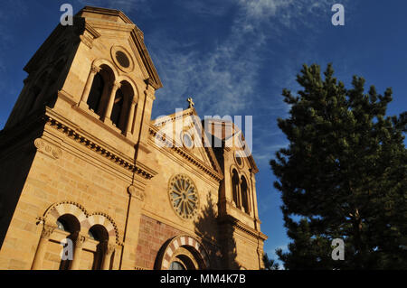 Fassade der Kathedrale Basilika des Hl. Franziskus von Assisi, die gemeinhin als Saint Francis Kathedrale, in Santa Fe, New Mexico bekannt, erbaut 1869-1887. Stockfoto