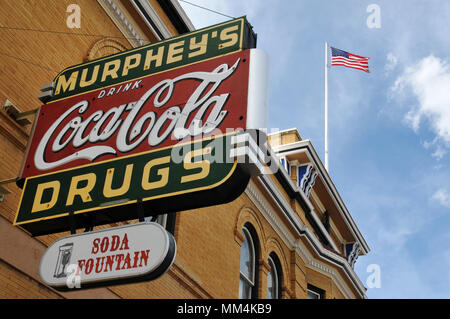 Ein vintage Coca Cola Werbeschild für die ehemalige Murphey Drogen in Las Vegas, New Mexiko. Das Gebäude beherbergt heute eine Bank. Stockfoto