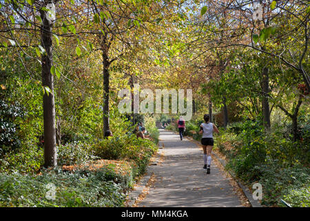 Die Menschen genießen die Promenade Plantée oder Coulée Verte René-Dumont, erhöhte Park im 12. Arrondissement, Paris, Frankreich Stockfoto