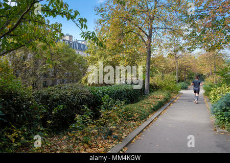 Die Menschen genießen die Promenade Plantée oder Coulée Verte René-Dumont, erhöhte Park im 12. Arrondissement, Paris, Frankreich Stockfoto